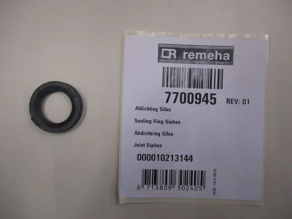 Schwarzer Abdichtring für Sifon von Remeha, neben einem weißen Etikett mit Artikelnummer 7700945 und den Bezeichnungen: Sealing Ring Siphon, Joint Siphon.